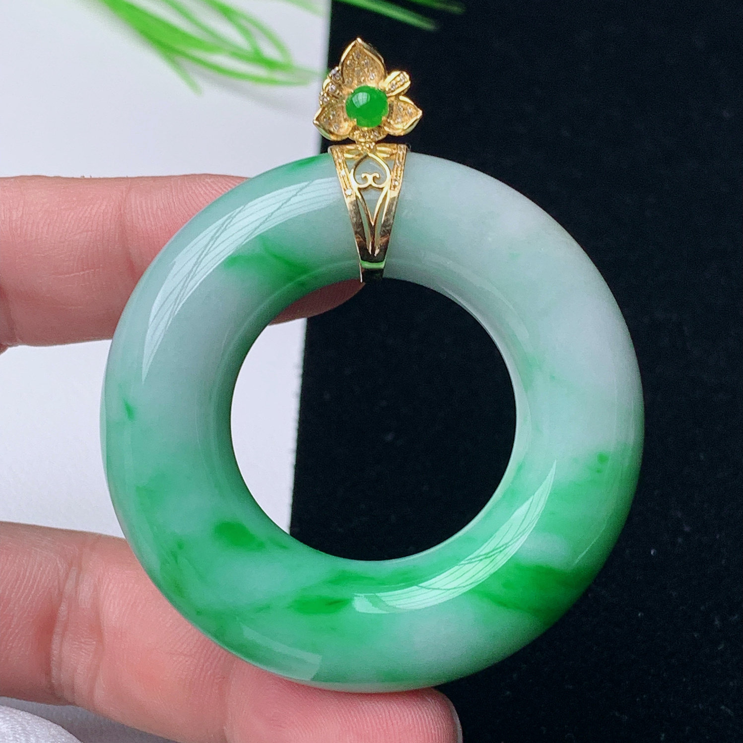 天然A货翡翠飘阳绿平安环吊坠