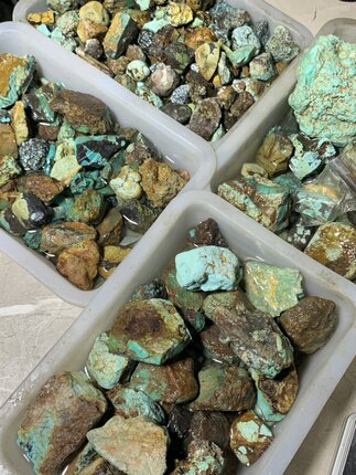 天然绿松石毛料练手原石手工雕刻松石高瓷玉化镶嵌随型耳钉鱼缸料
