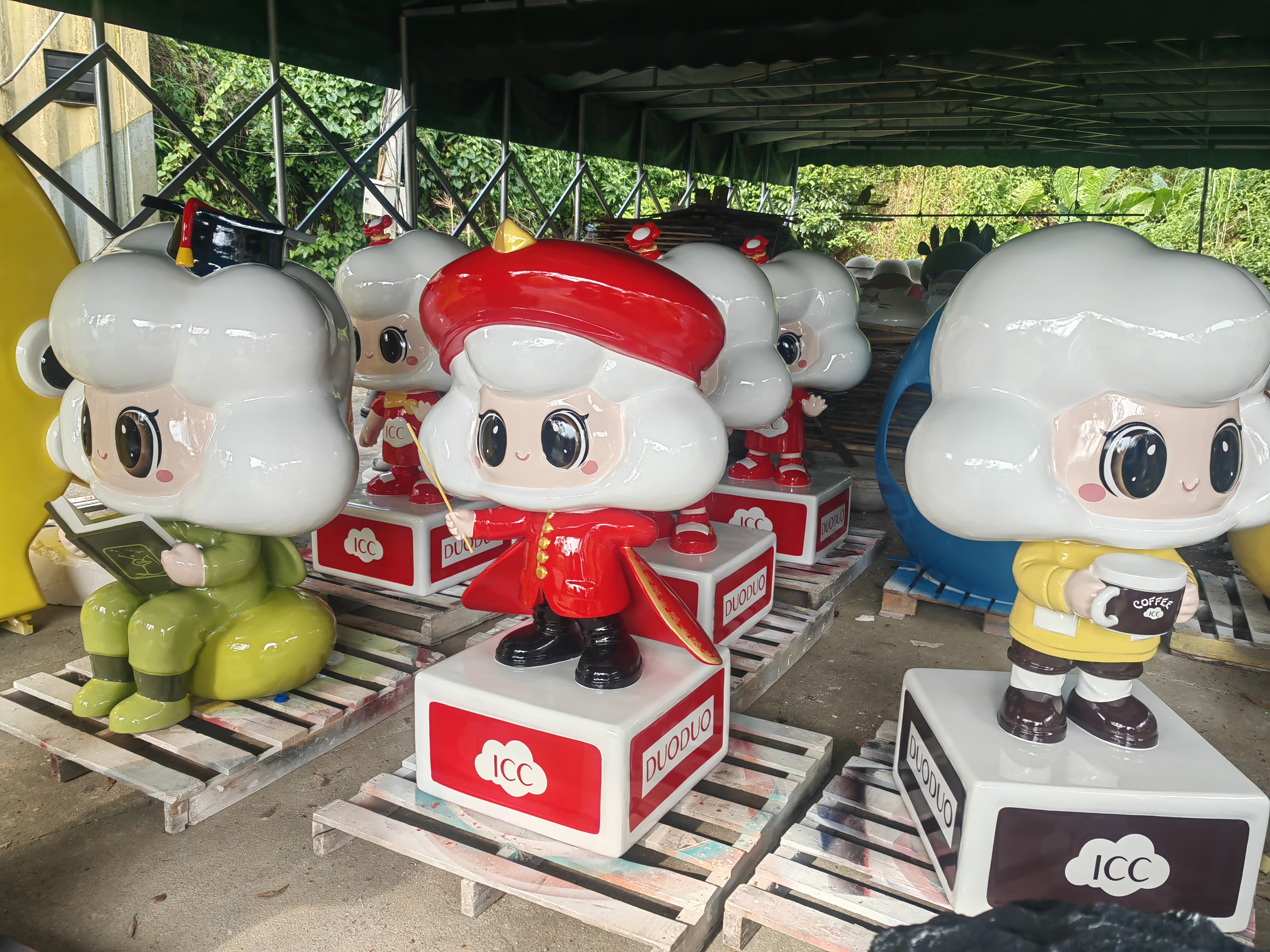 上海玻璃钢卡通雕塑定制制作源头工厂提供树脂公仔设计建模制作