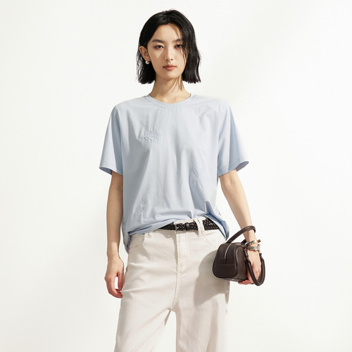XG雪歌清新暗纹浮雕T恤女纯色正肩显瘦日常百搭短袖XM201586A820