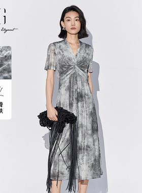 XG雪歌国风扎染V领短袖连衣裙女2025夏款吸睛中长裙XL204831B806