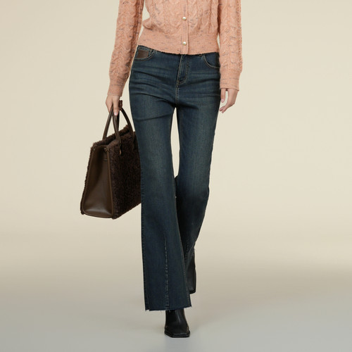 少库存  XG雪歌2025冬款高腰显瘦微喇牛仔裤女长裤XK402401A319