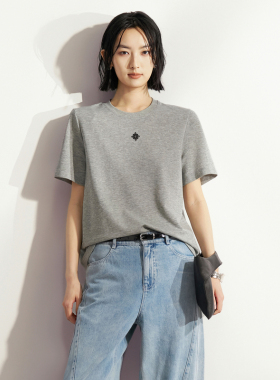 XG雪歌灰色小标刺绣T恤女夏款圆领宽松显瘦纯棉短袖XM201630A884