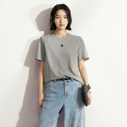 XG雪歌灰色小标刺绣T恤女夏款圆领宽松显瘦纯棉短袖XM201630A884