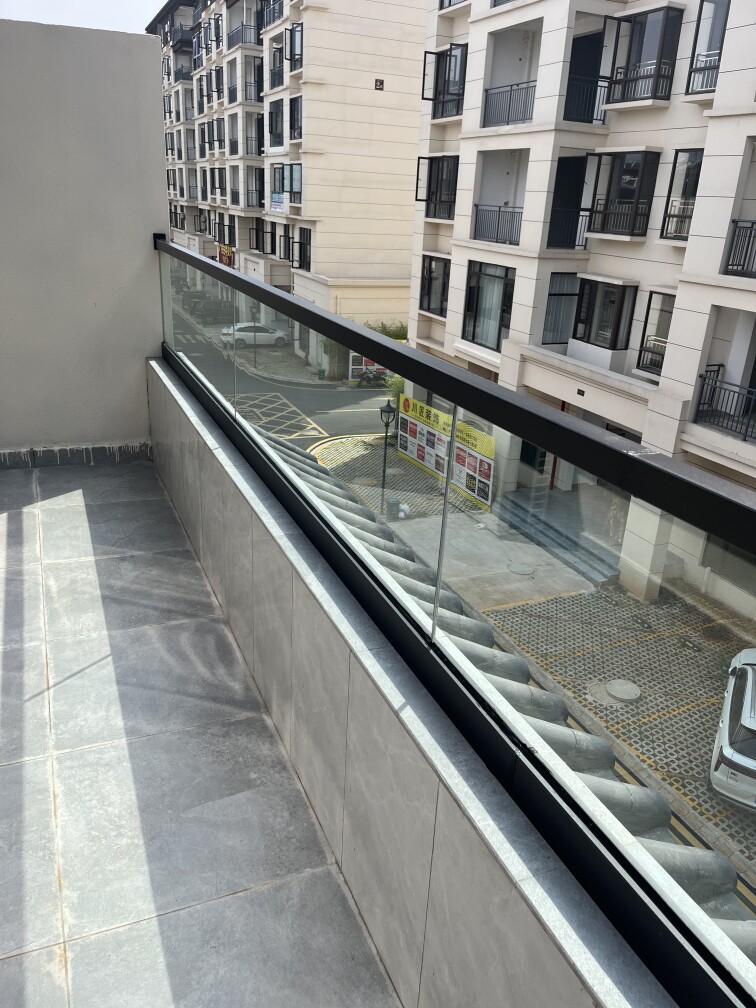 玻璃扶手阳台封闭玻璃围栏镁铝底座防水室外楼梯德宏定制