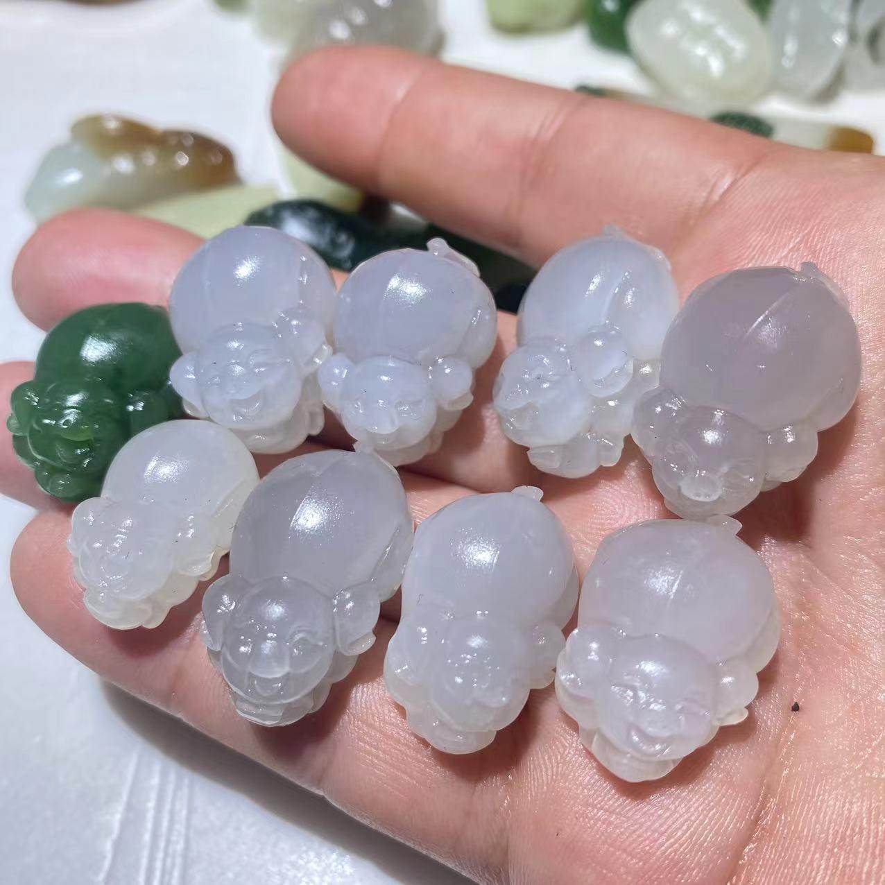 天然新疆和田玉高品质昆仑玉带荧光精工发财小胖猪挂件