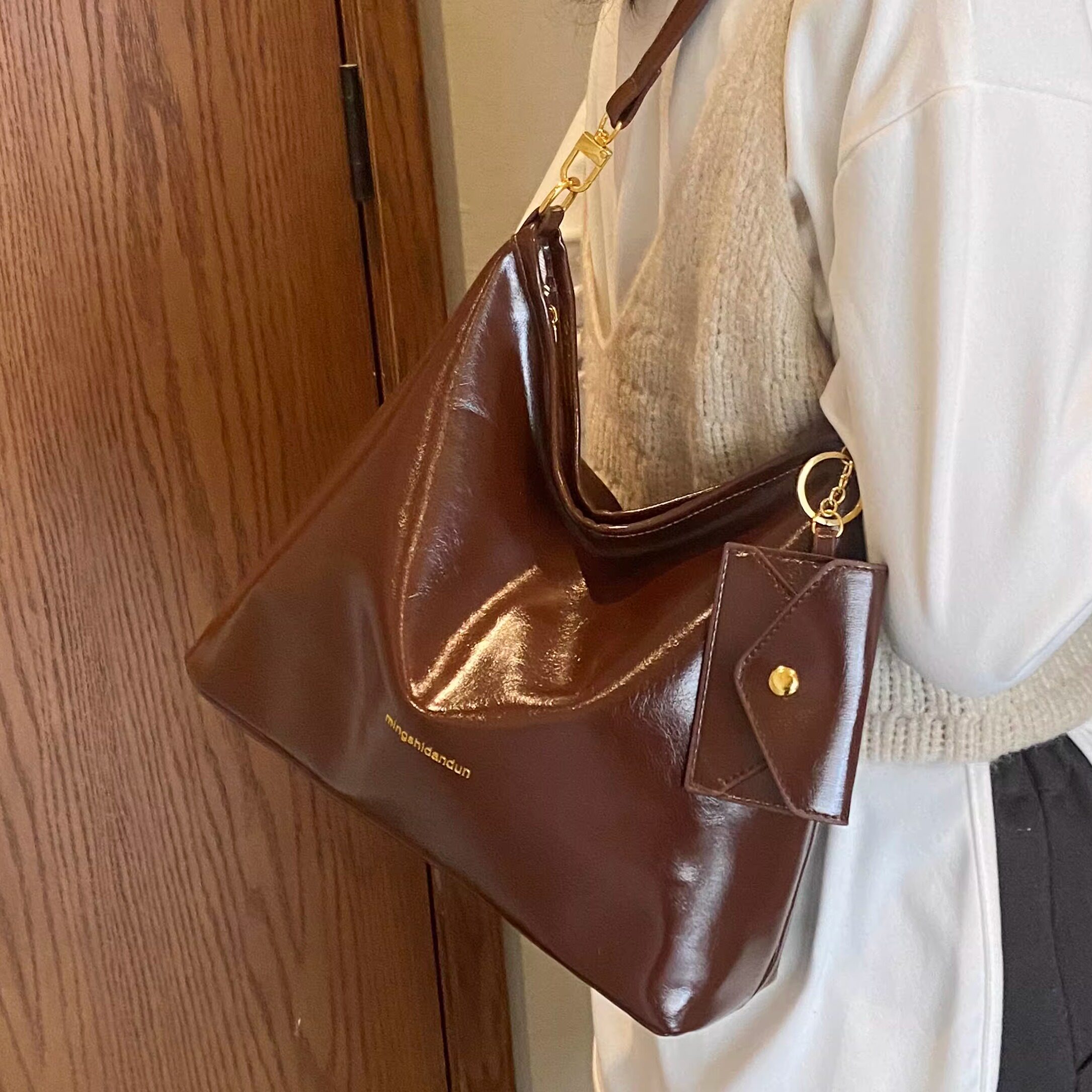 小众轻奢手拎包包女式2026新款潮高级感单肩包休闲百搭斜挎水桶包