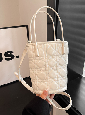 2025新款高品质菱格绣线精致迷你手提水桶包洋气百搭斜挎手机包