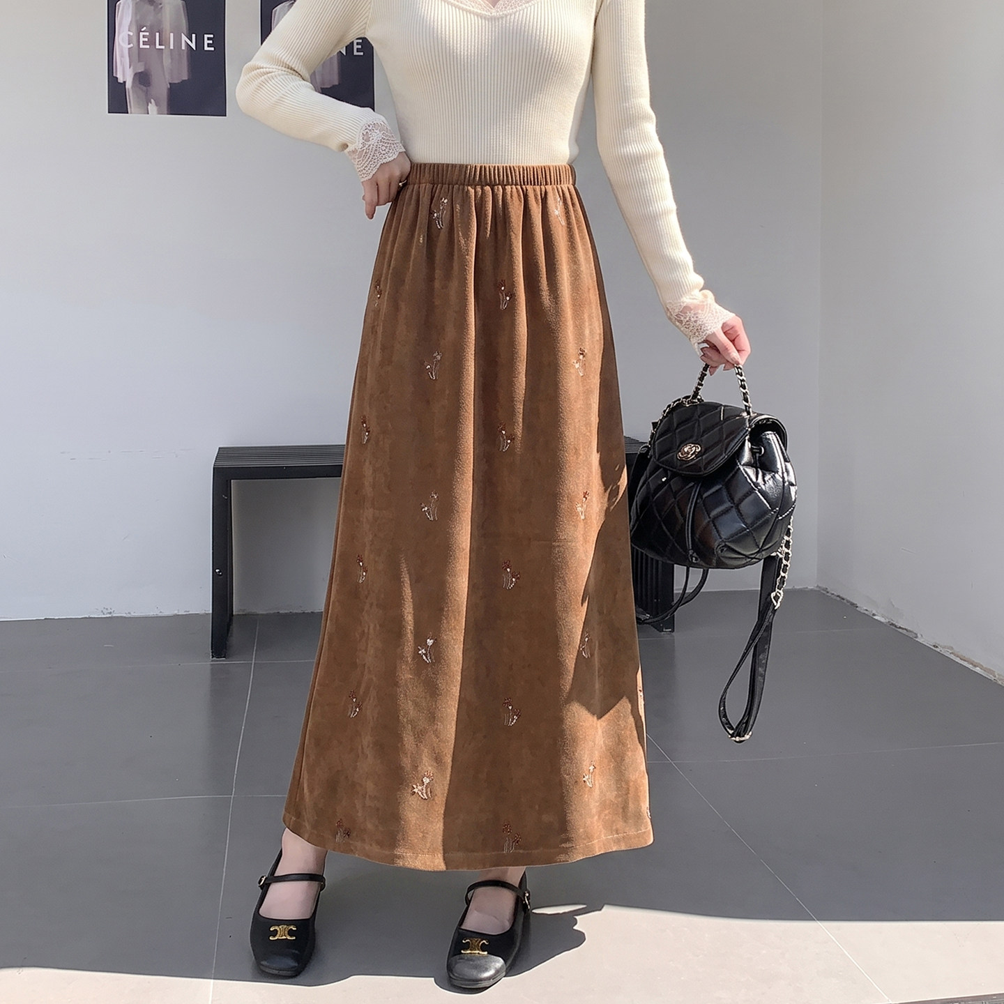美拉德棕色麂皮绒刺绣半身裙女秋季2026新款后开叉中长款直筒裙子