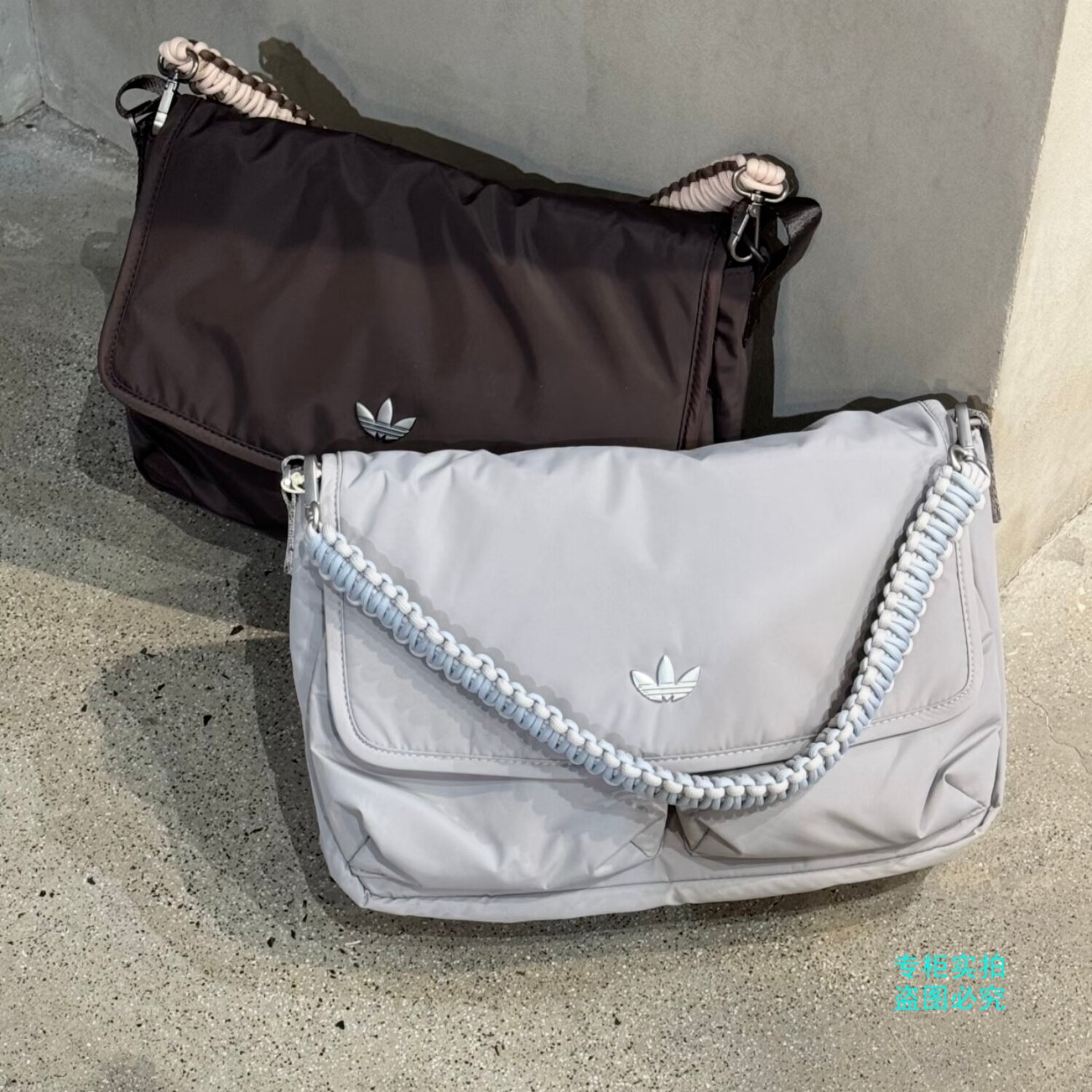 Adidas三叶草26年春季男女款运动单肩斜挎包邮差包KT7417 KT7418图片