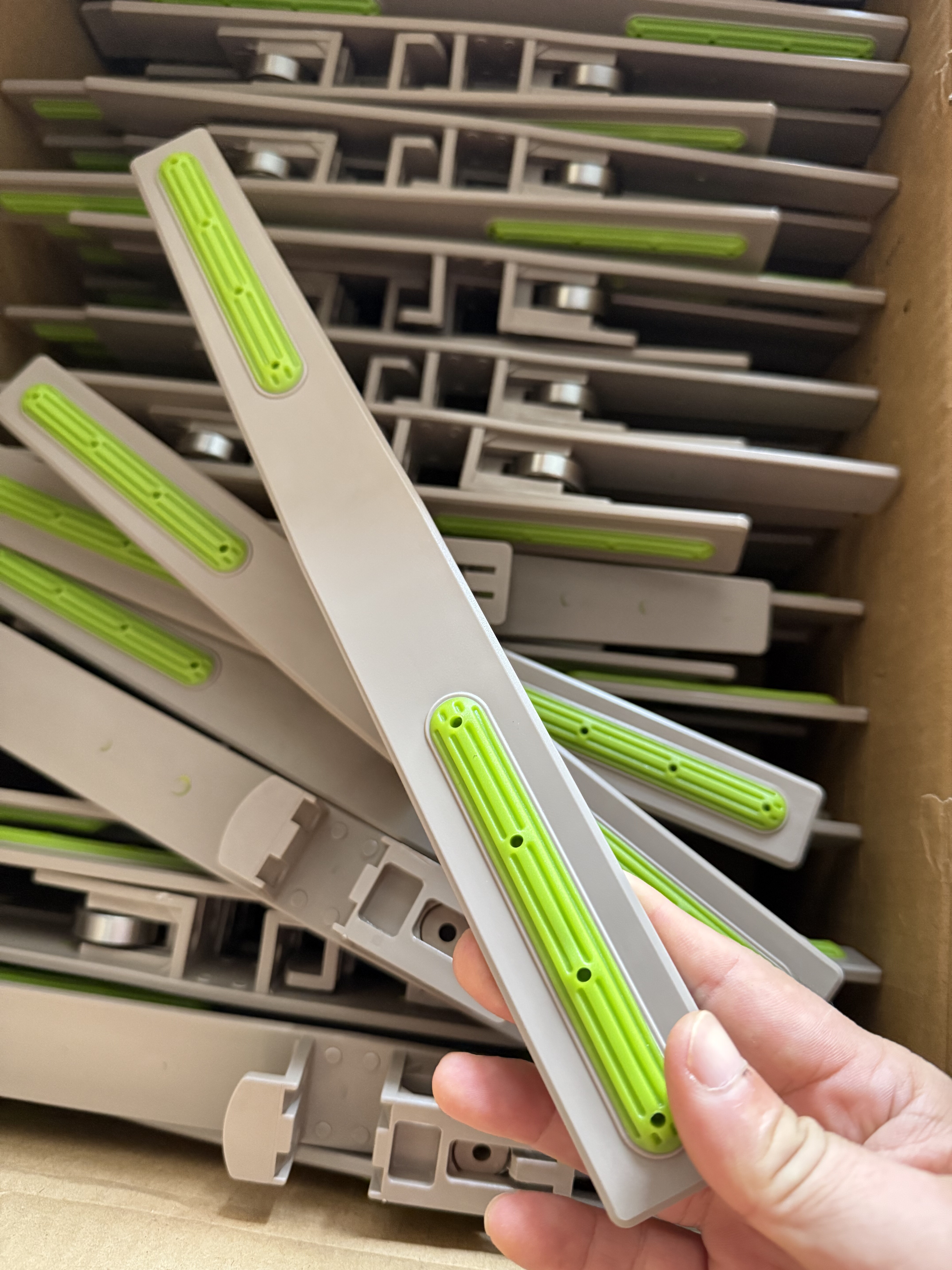 新款DM1873-FH-W325螺旋机链板；宽325 POM咖啡色 加胶 含轴承；