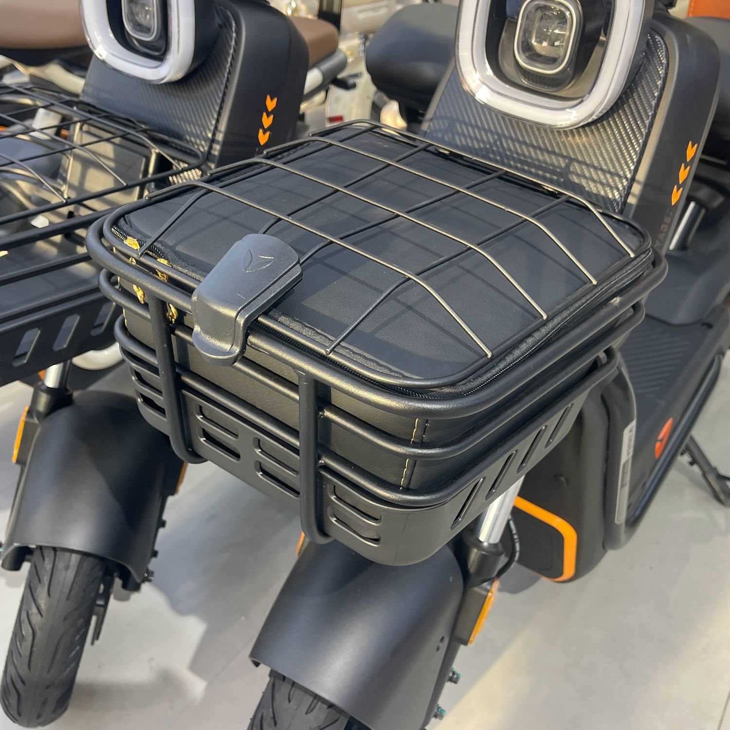 适用雅迪 b30-g b30-m车筐防水包车篮内胆防漏垫防晒防雨罩内筐pu