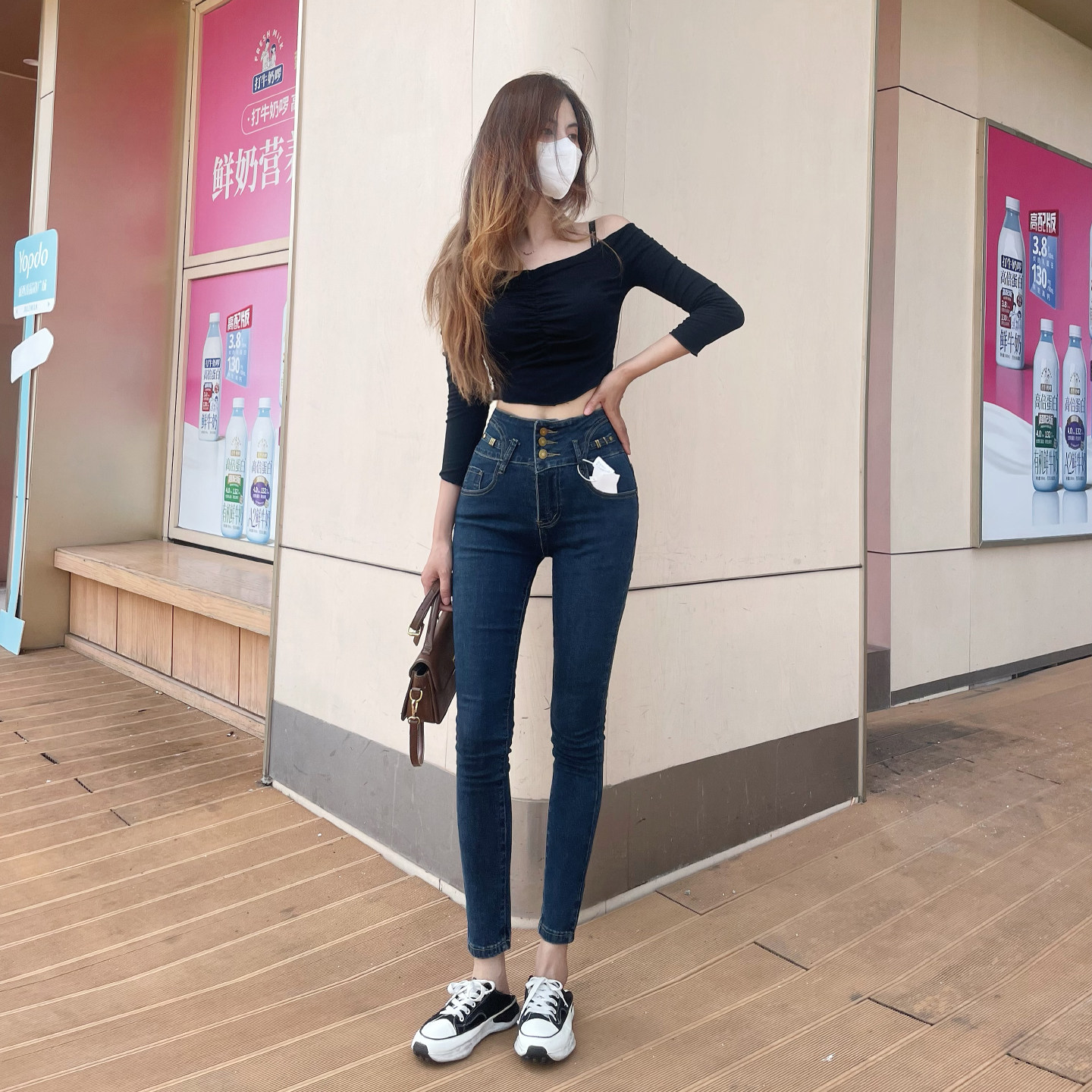 高腰排扣紧身提臀显瘦牛仔裤女