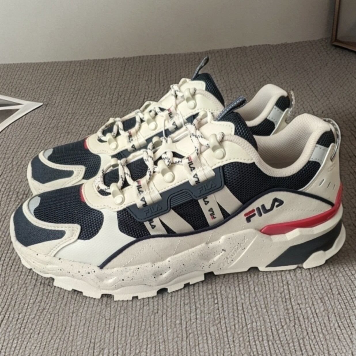 FILA斐乐满天星白蓝红男女复古减震防滑舒适跑步鞋F12M134155FWD
