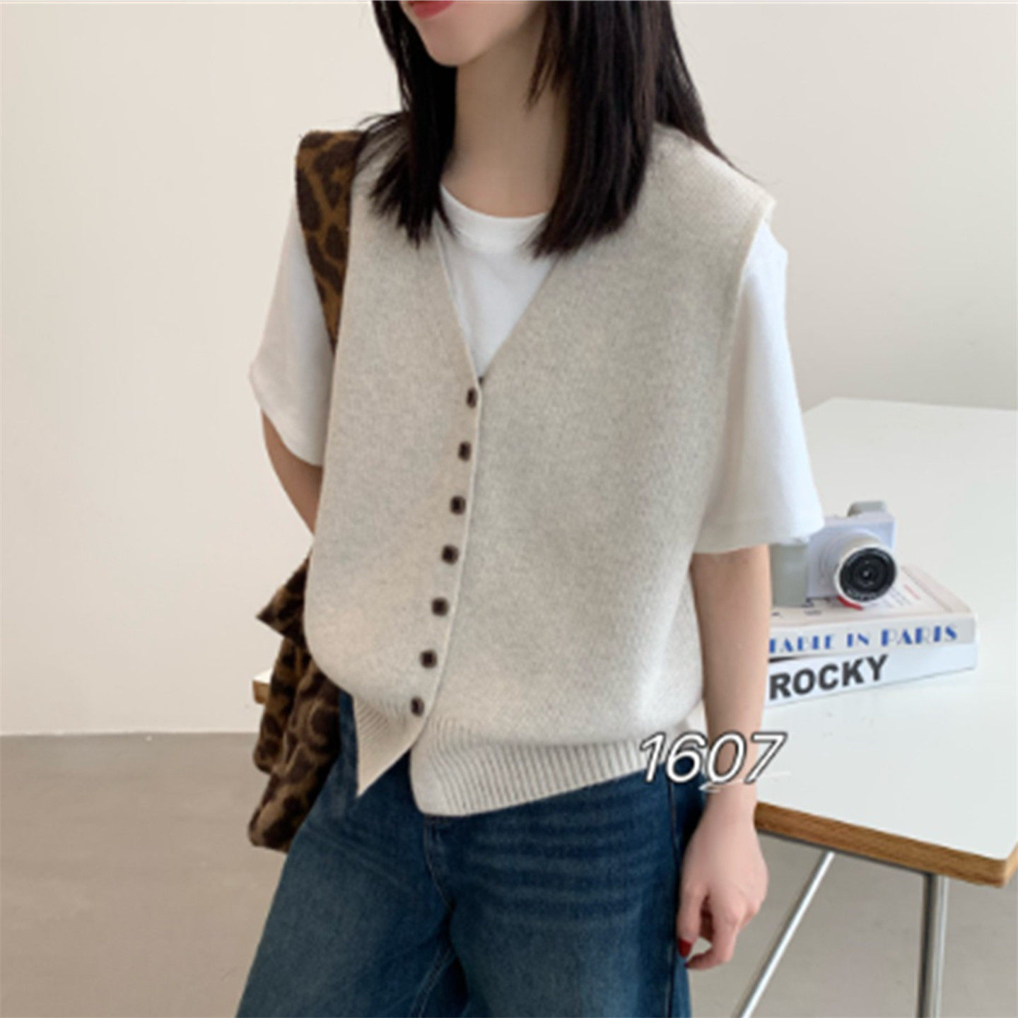 韩系简约V领单排扣针织马甲女2026春季新款百搭叠穿极简风毛衣潮,女装/女士精品,毛针织衫,淘宝优惠券,粉丝福利购,淘宝优惠卷