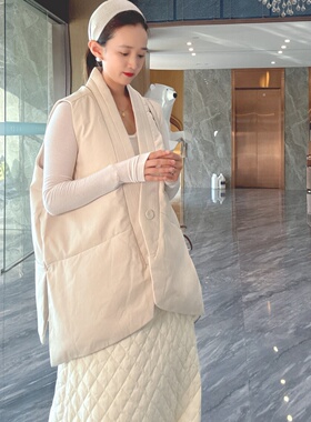 羽绒马甲女款外穿V领高级感白鸭绒冬季时髦洋气欧货潮时髦马夹潮