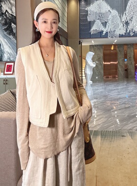 亚麻马甲女士时尚洋气减龄时髦春夏季新款短款修身巨好看马夹外穿