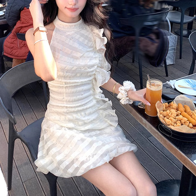 杏色圆领露肩荷叶边挂脖吊带连衣裙女夏季法式气质收腰裙子2025