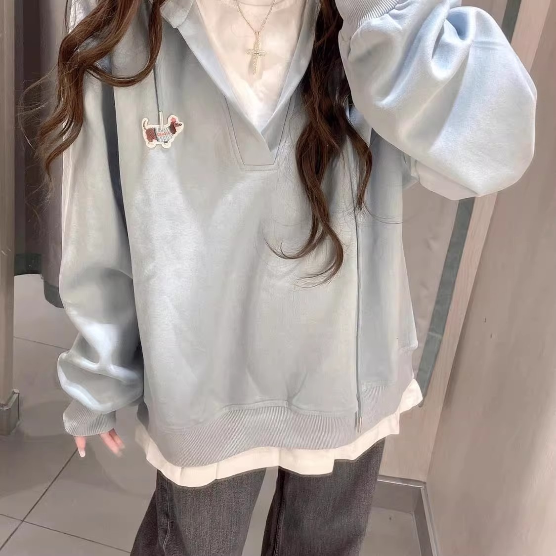 假两件刺绣腊肠狗V领卫衣女