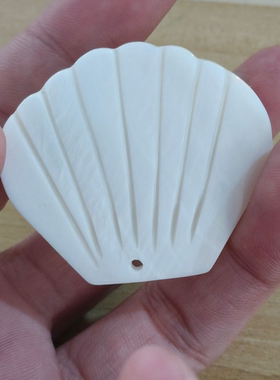 贝壳扇形有孔白色贝壳雕刻吊坠