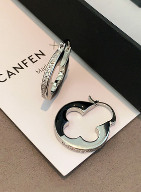 黑色四叶草耳环2025新款高级感耳圈圆盘耳扣女中性朋克小香风耳饰