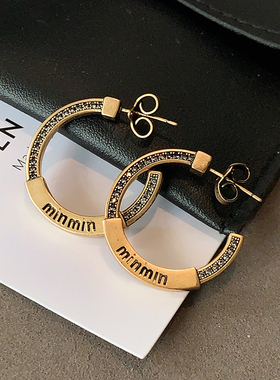 M字母黑色镶钻耳环2025新款爆款高级感圆圈耳钉女小香风朋克耳饰