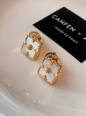 贝母四叶草耳钉2025新款爆款高级感雕花耳环女轻奢小香风花朵耳饰