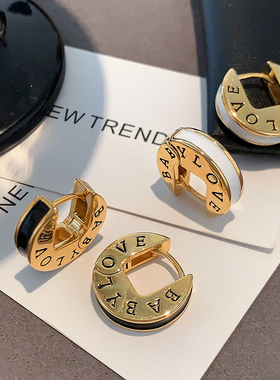 黑色珐琅金属耳环2026新款爆款高级感耳饰欧美小香风轻奢字母耳扣