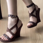 罗马坡跟细带高跟鞋 好看复古鱼嘴交叉带防水台高跟凉鞋 坊 9号鞋