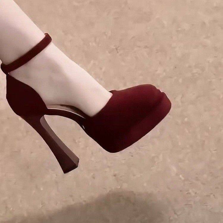 气质圆头粗跟酒红色一字带防水台高跟鞋女性感御姐年会包头凉鞋女