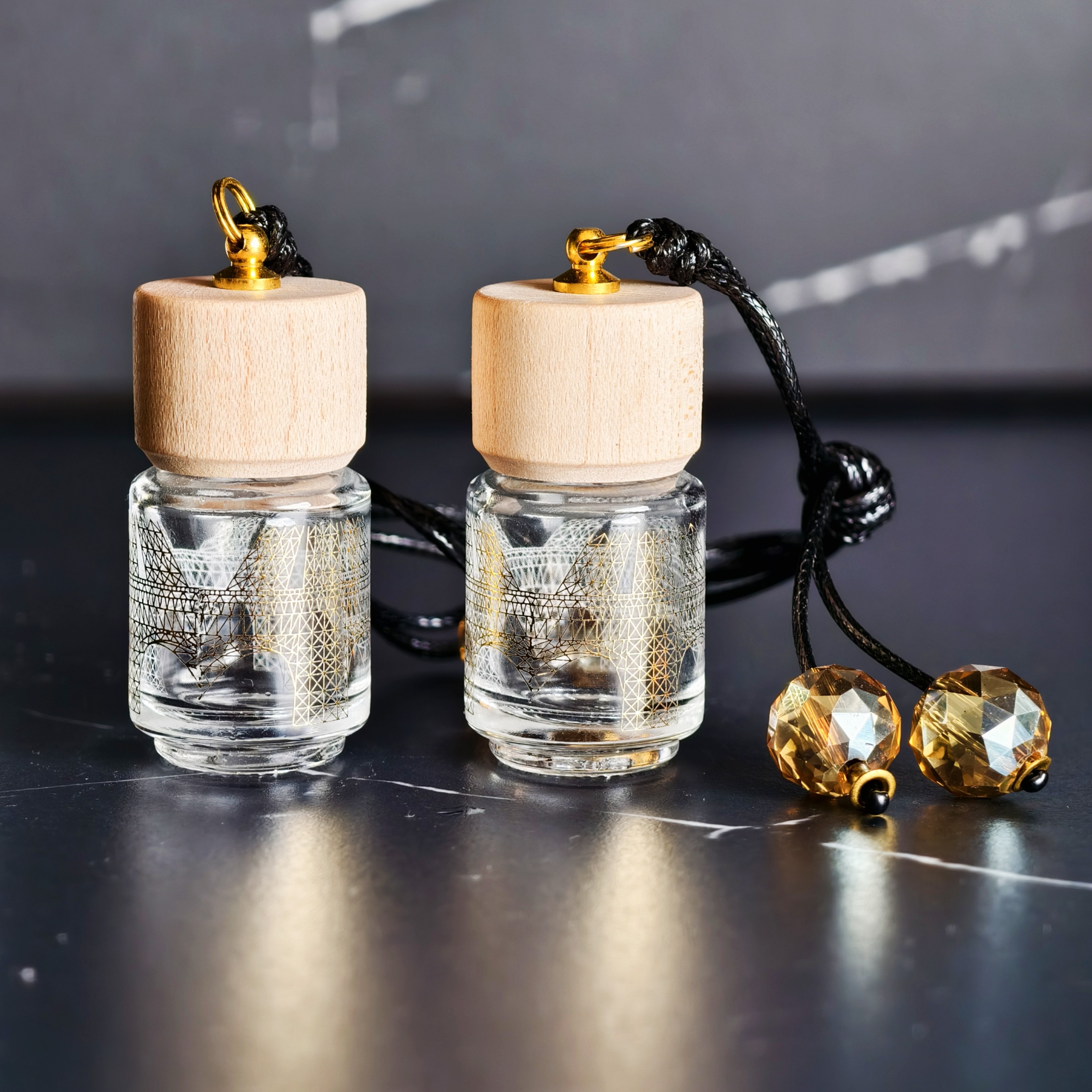 车载香薰瓶吊坠香水汽车挂饰自装精油空瓶车内后视镜挂件高档木盖