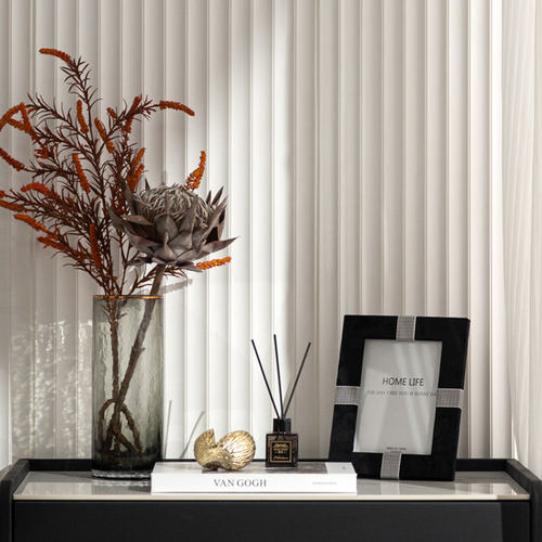 样板间床头柜花瓶相框组合摆件高级感卧室软装设计搭配香薰装饰品