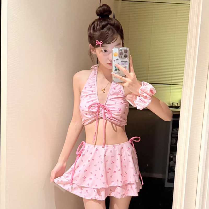 分体泳衣女款2026新款纯欲粉色裙式保守显瘦遮肉度假泡温泉三件套