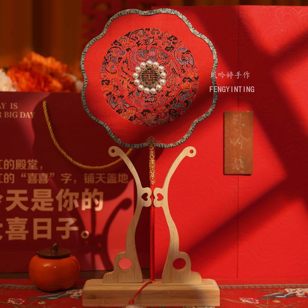 凤吟婷 送闺蜜新婚礼物高端红色团扇中式婚礼新娘结婚喜扇成品,家居饰品,工艺扇/团扇/喜扇/折扇,淘宝优惠券,粉丝福利购,淘宝优惠卷