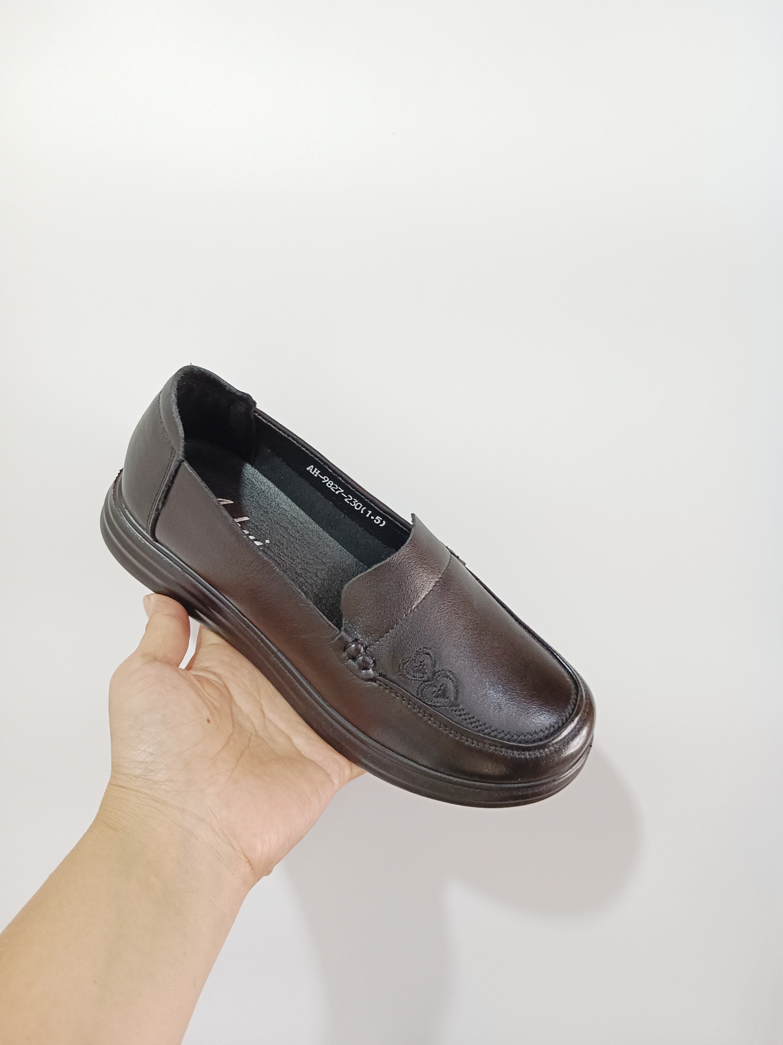 澳惠女鞋2025秋真皮套脚软底面鞋子防滑耐磨久站不累脚奶奶牛皮鞋