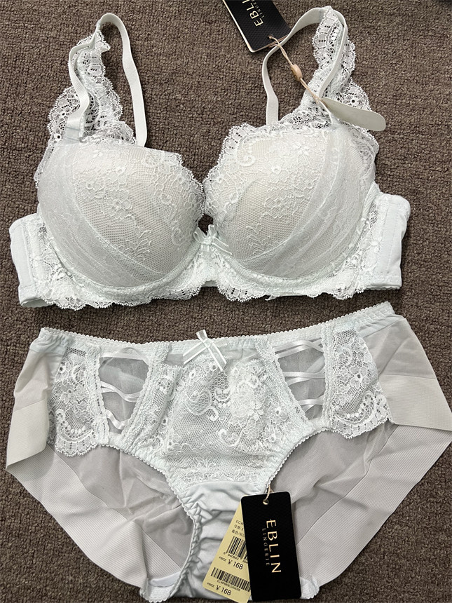 衣恋旗下EBLIN精致P8蓝色甜美舒适亲肤女士文胸套装ECBRB85E31