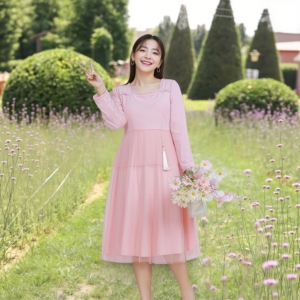 大码女款2026春季胖MM中长款粉色方领网纱拼接甜妹连衣裙减龄飘逸