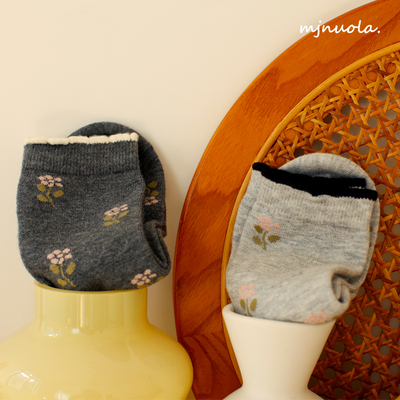 米吉诺拉 秋冬季羊绒软糯立体花边暖绒甜美郁金香保暖中筒袜子女