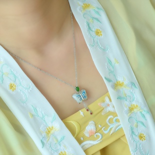 925银镶嵌和田玉蝴蝶白加绿配南红吊坠26741