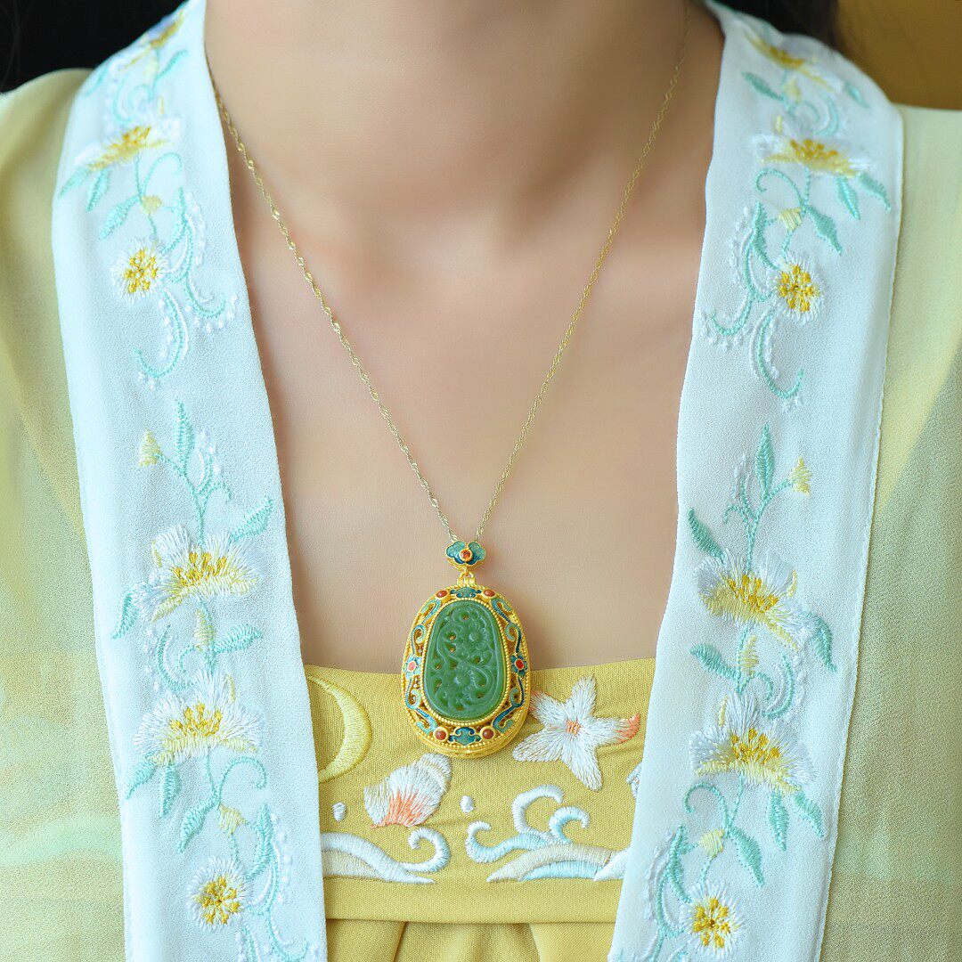 S925银镶嵌和田玉碧玉珐琅镂空香囊龙属相吊坠可打开颈饰女16037