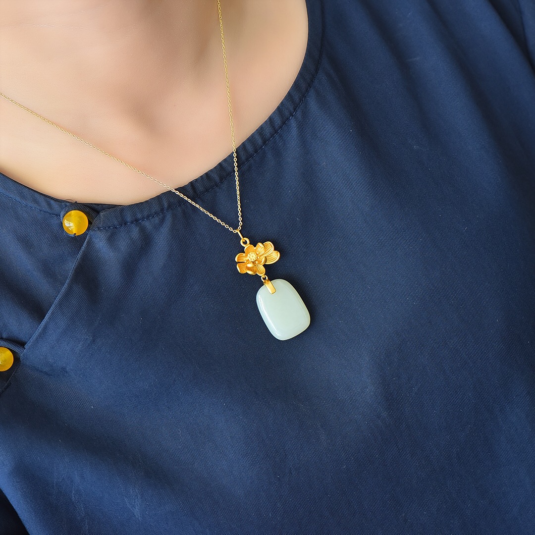 银镶嵌和田玉素银荷花无事牌吊坠