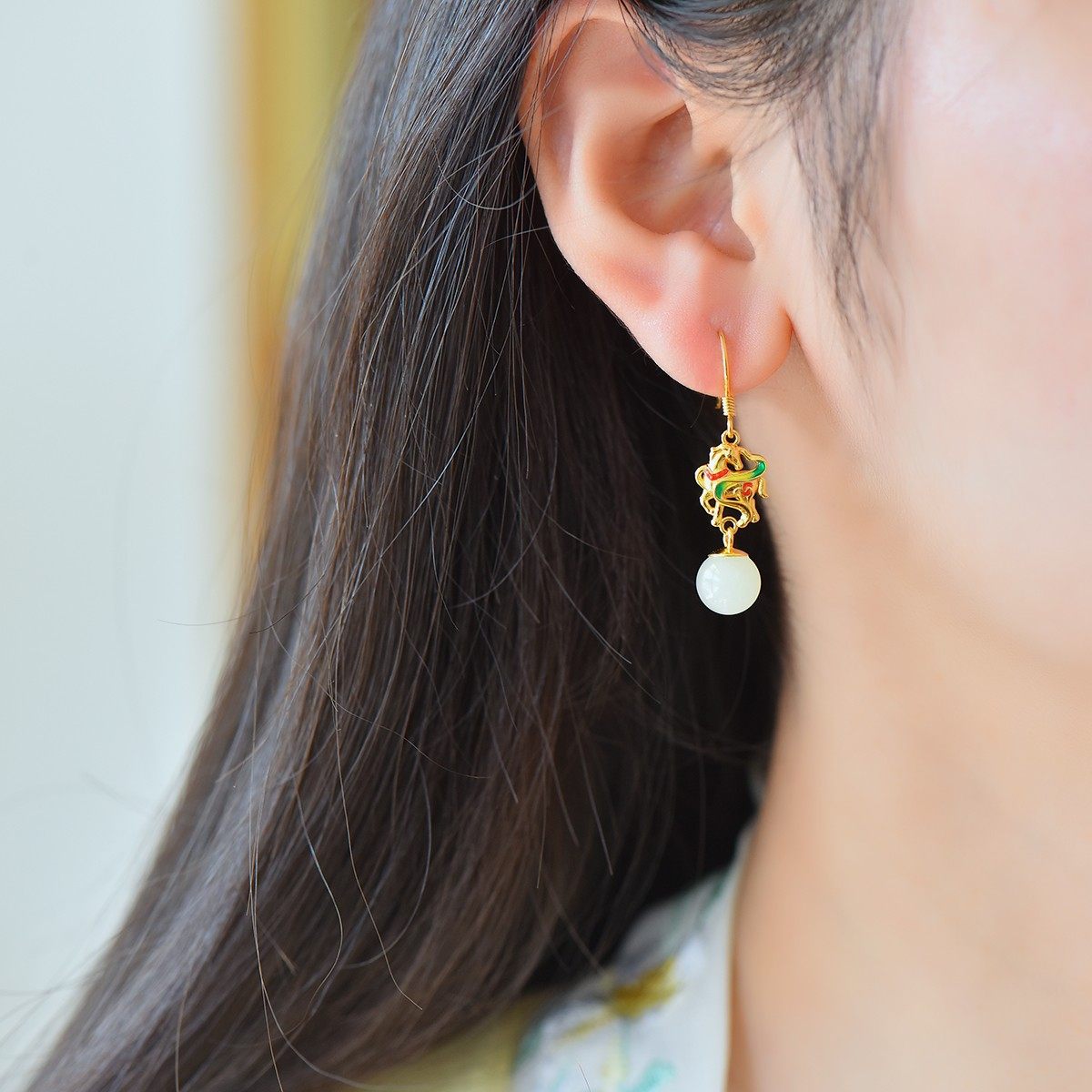 s925银镶嵌和田玉蛋面珐琅彩小马驹耳坠