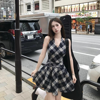 甜辣妹纯欲风黑白格子挂脖背心裙