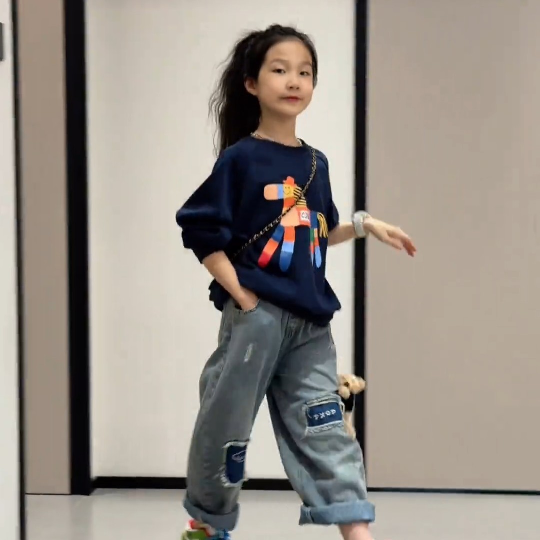 女童春季套装2026新款中大童网红潮酷卫衣小女孩时髦牛仔裤两件套