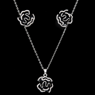 小众设计轻奢时尚气质镶钻黑色山茶花朵锁骨项链耳钉套装钛钢饰品
