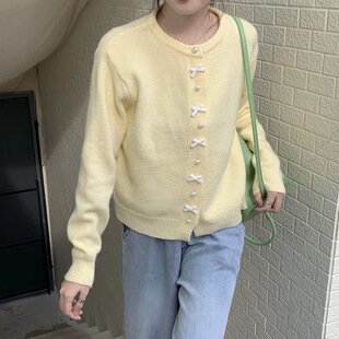 2025秋冬季新款温柔风淡黄色长袖毛衣韩系设计感别致针织衫外套女