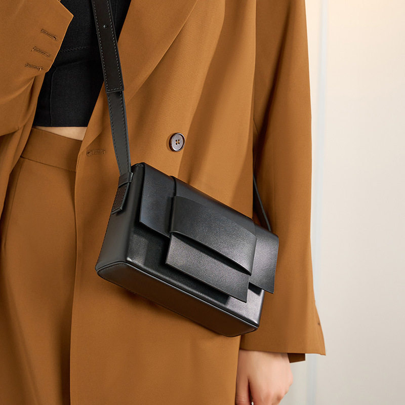 2025斜挎包中性软皮编织小方包男包豆腐包小众设计单肩牛皮女包,箱包皮具/热销女包/男包,单肩包,淘宝优惠券,粉丝福利购,淘宝优惠卷