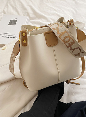 2023新款韩版女包简约休闲时尚洋气单肩手提包简约百搭质感水桶包