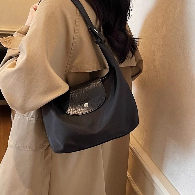 尼龙布小包包女士2025新款简约休闲手提通勤包时尚百搭单肩斜挎包