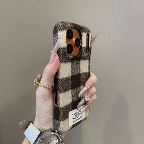秋冬毛绒撞色格纹标签适用iPhone17promax手机壳15新款17pro网红女款13创意全包防摔16pro超好看17保护套